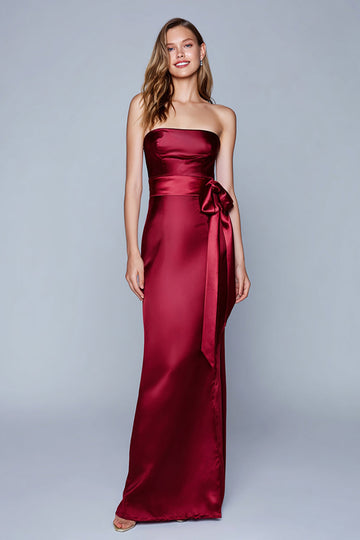 Robe longue formelle sans bretelles en satin bordeaux avec ceinture